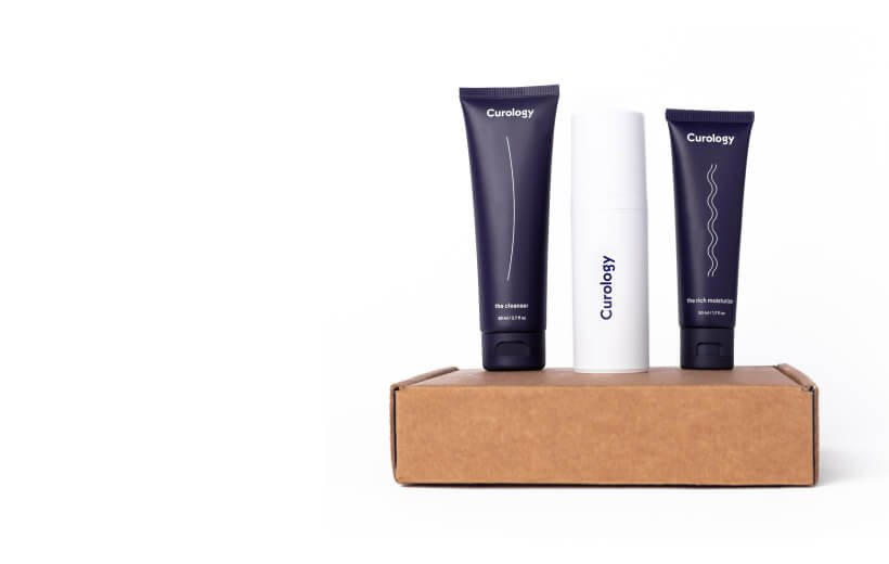 Három kozmetikai termék kartondobozon.