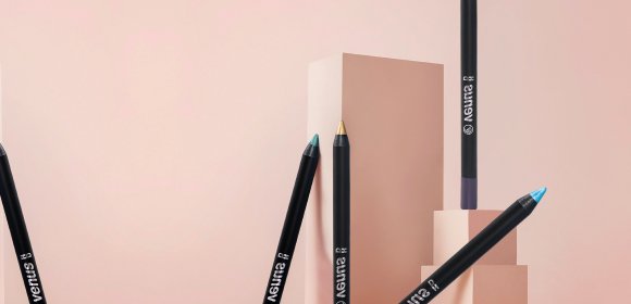 Színes szemceruzák elegáns elrendezésben.